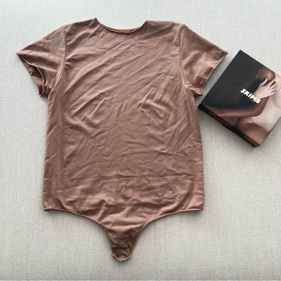 SKIMS Short Sleeve Bodysuit - Picture 2 of 5